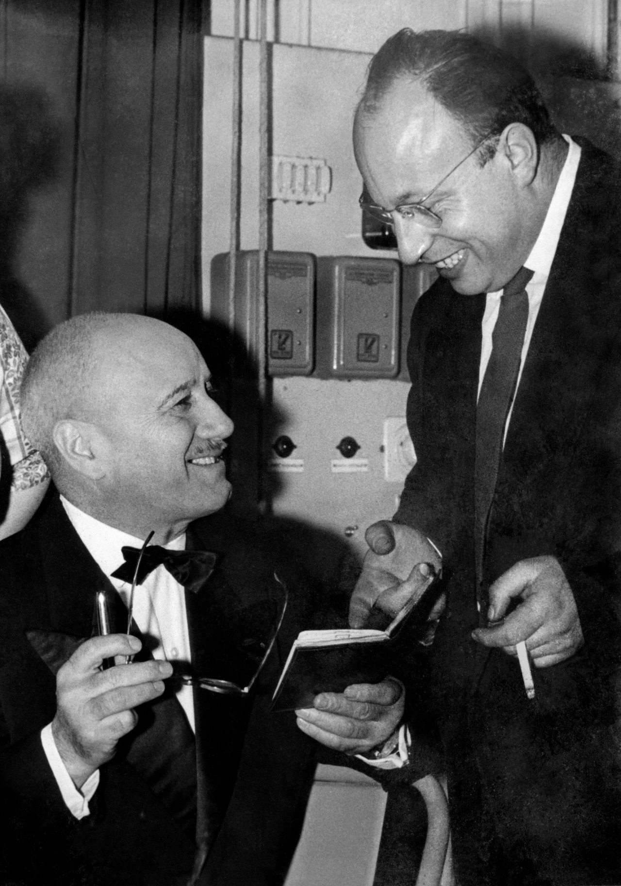 Jean-Jacques Perrey whistles with the Ondioline on French television (1956)