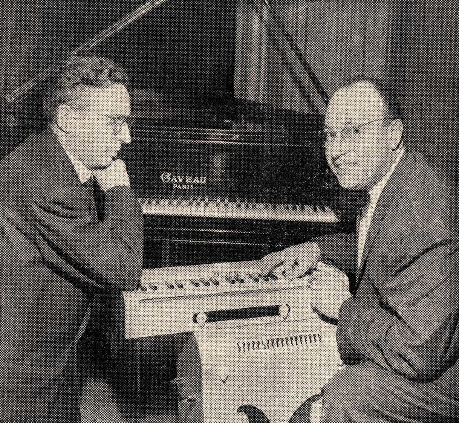 Georges Jenny conducts Ondioline children's ensemble with Jean-Jacques Perrey (1956)