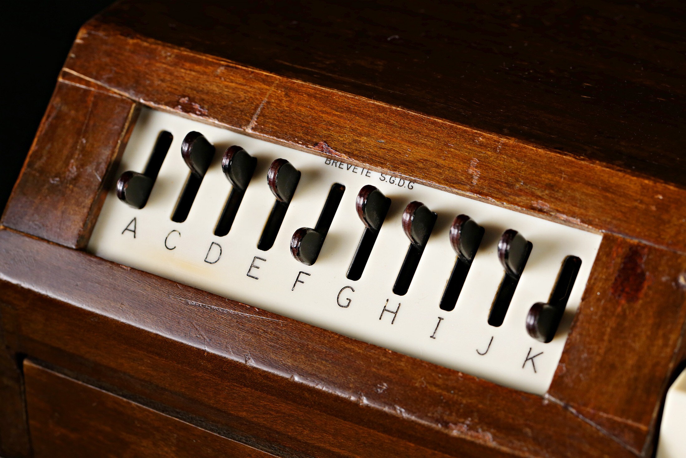 Early Ondioline models had only 10 timbre switches