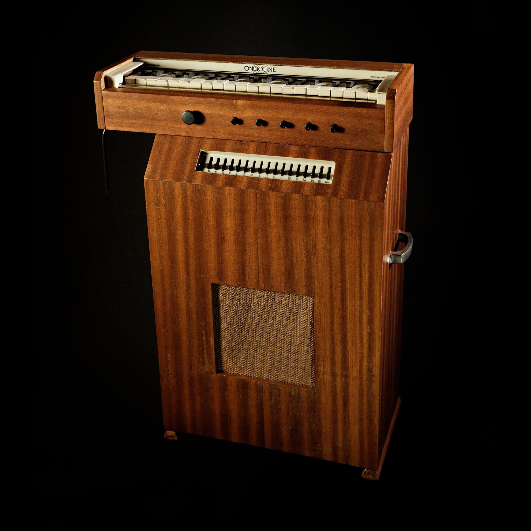 The square cabinet model, developed around 1950, saw Jenny beginning to introduce more timbre switches and automatic vibrato options.