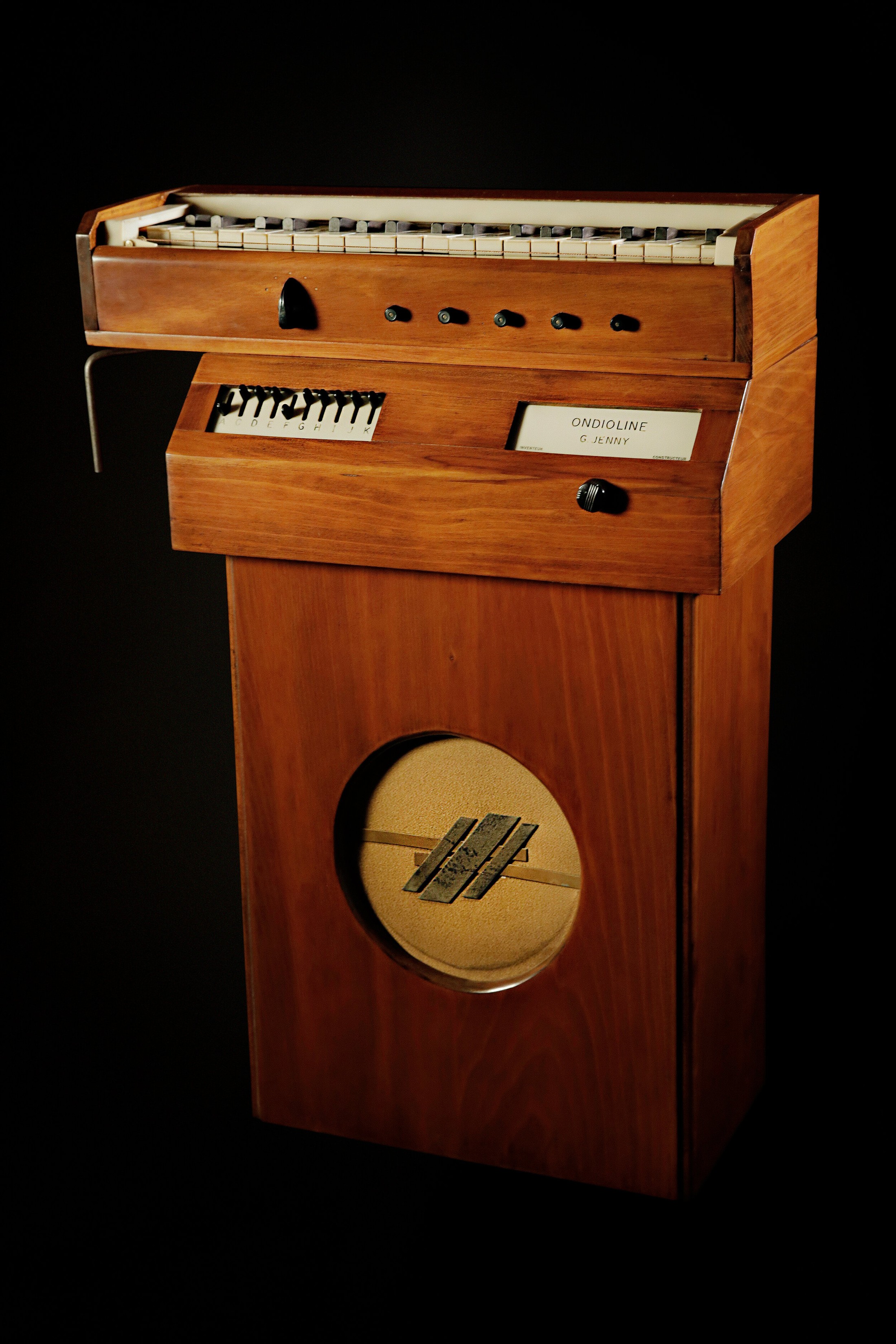 The three part model Ondioline from the late 1940s is electronically identical to the portable or "long body" model, but has an in-built amplifier and speaker.