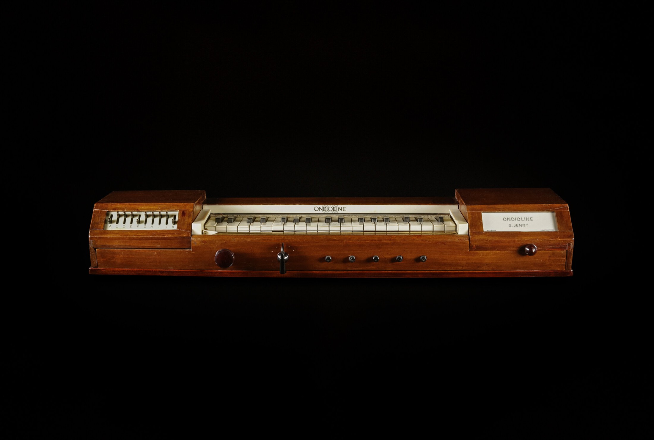The portable (or "long body") Ondioline from the late 1940s was aimed at soloists and offered with a separate amplifier and carry case.