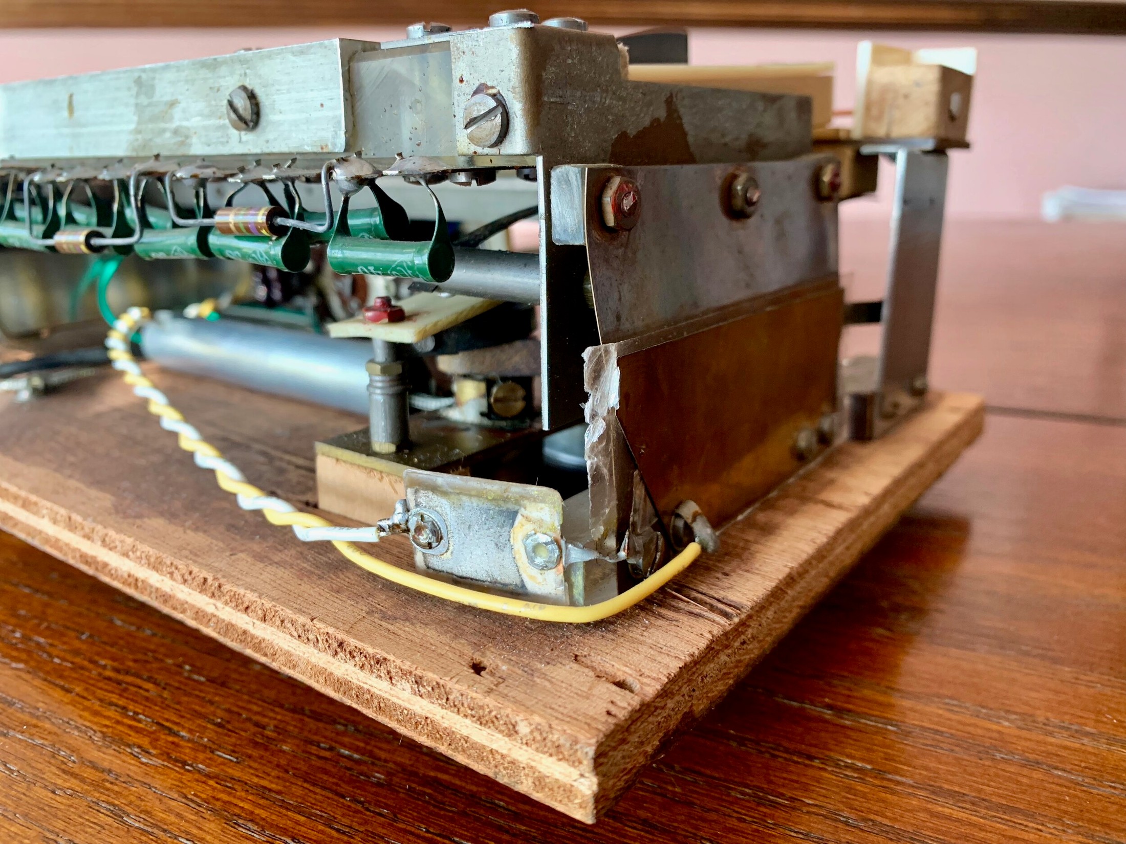 Brass plates at the end of the Ondioline’s keyboard, providing manual vibrato