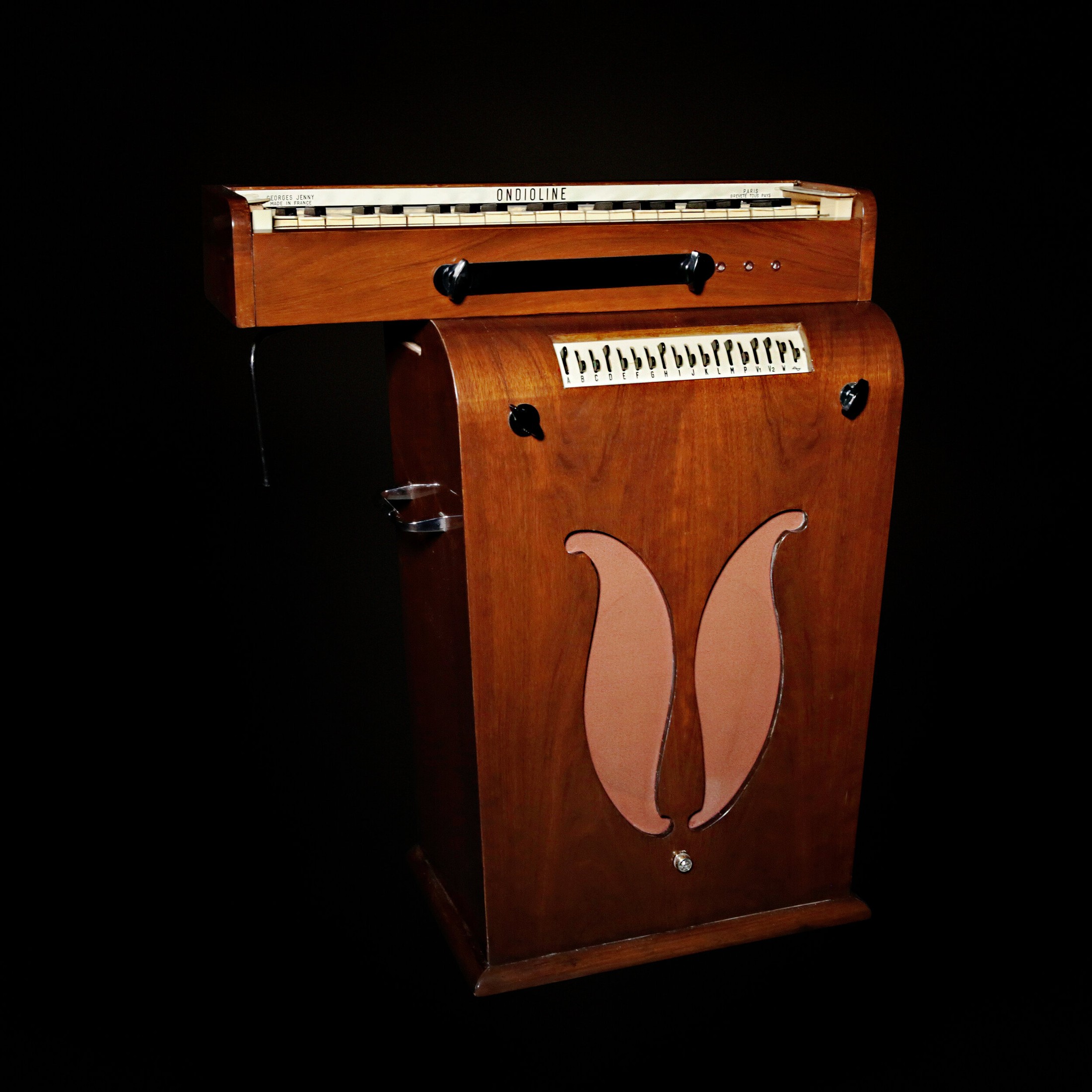 The "classic" 1950s model Ondioline had a gorgeous tapered cabinet and lyre-like grille for the speaker. It was arguably the high point of Jenny's electronic musical instrument design.