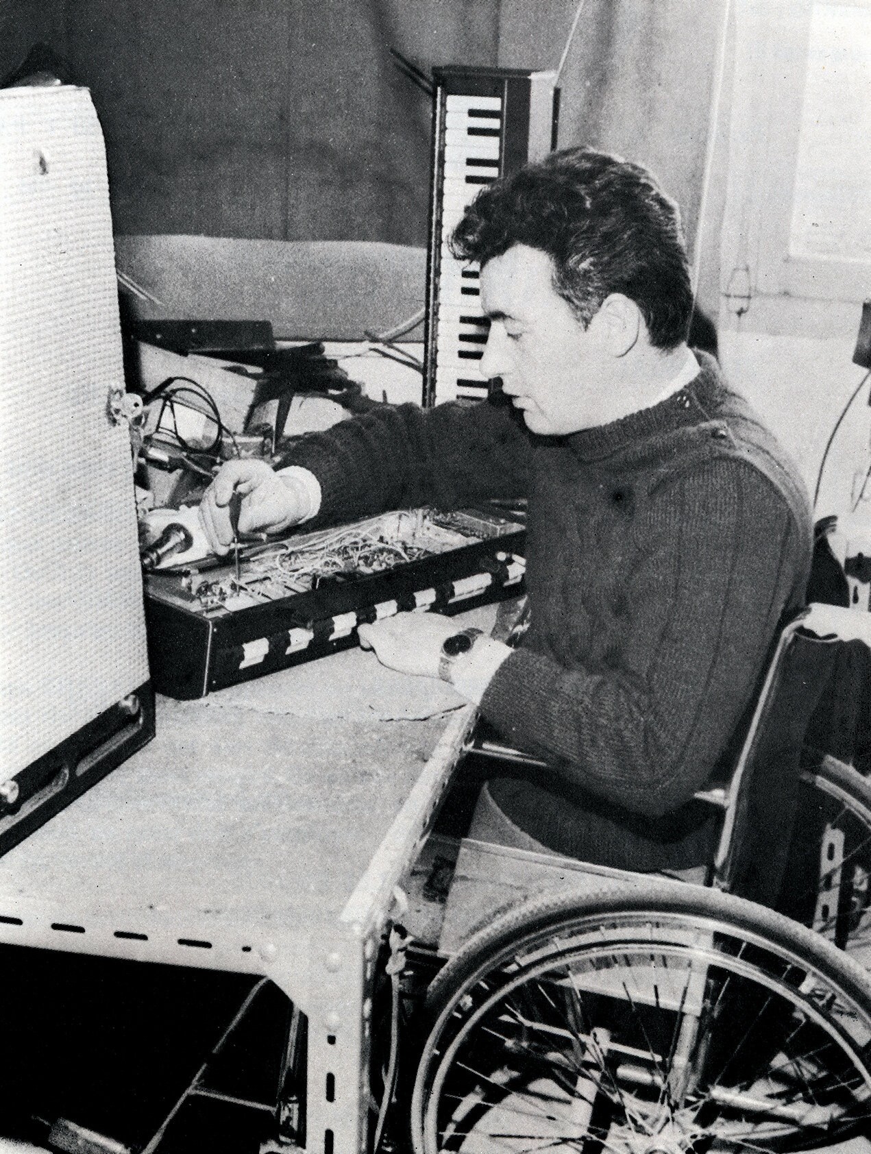 Jean Patot, constructing a transistor Ondioline at LADAPT, late 1960s