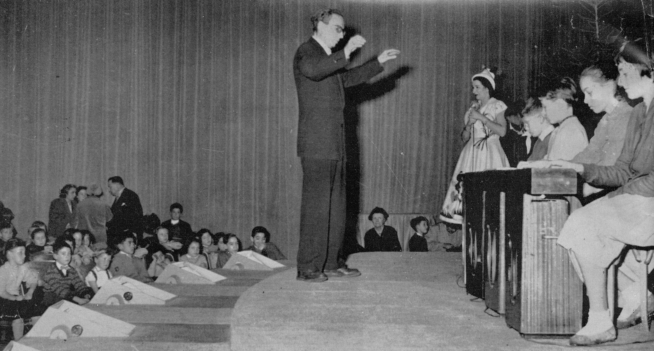 Georges Jenny conducts a children’s Ondioline ensemble, 1957