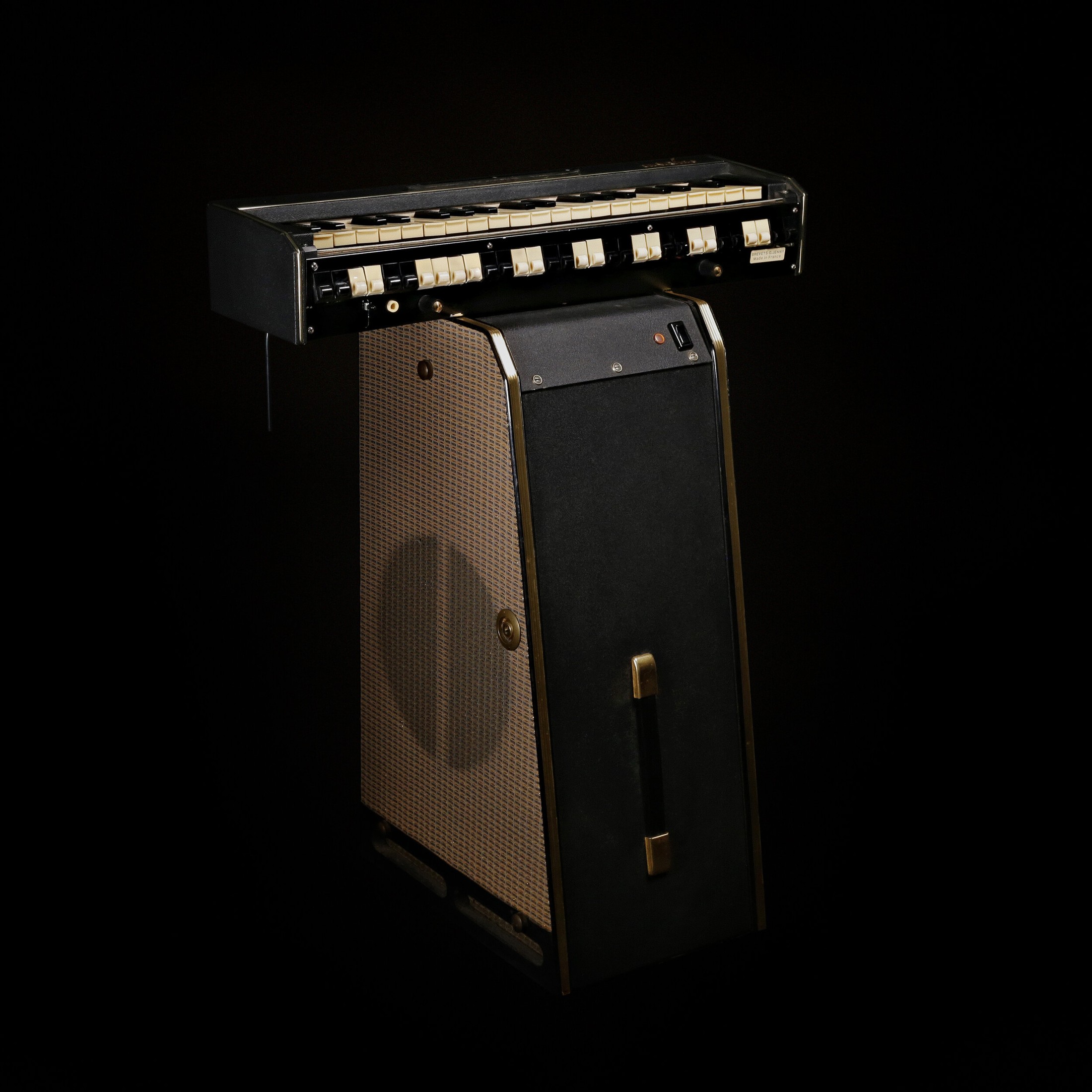 The transistor model Ondioline was released around 1966 after a number of years of varied prototypes and development difficulties.