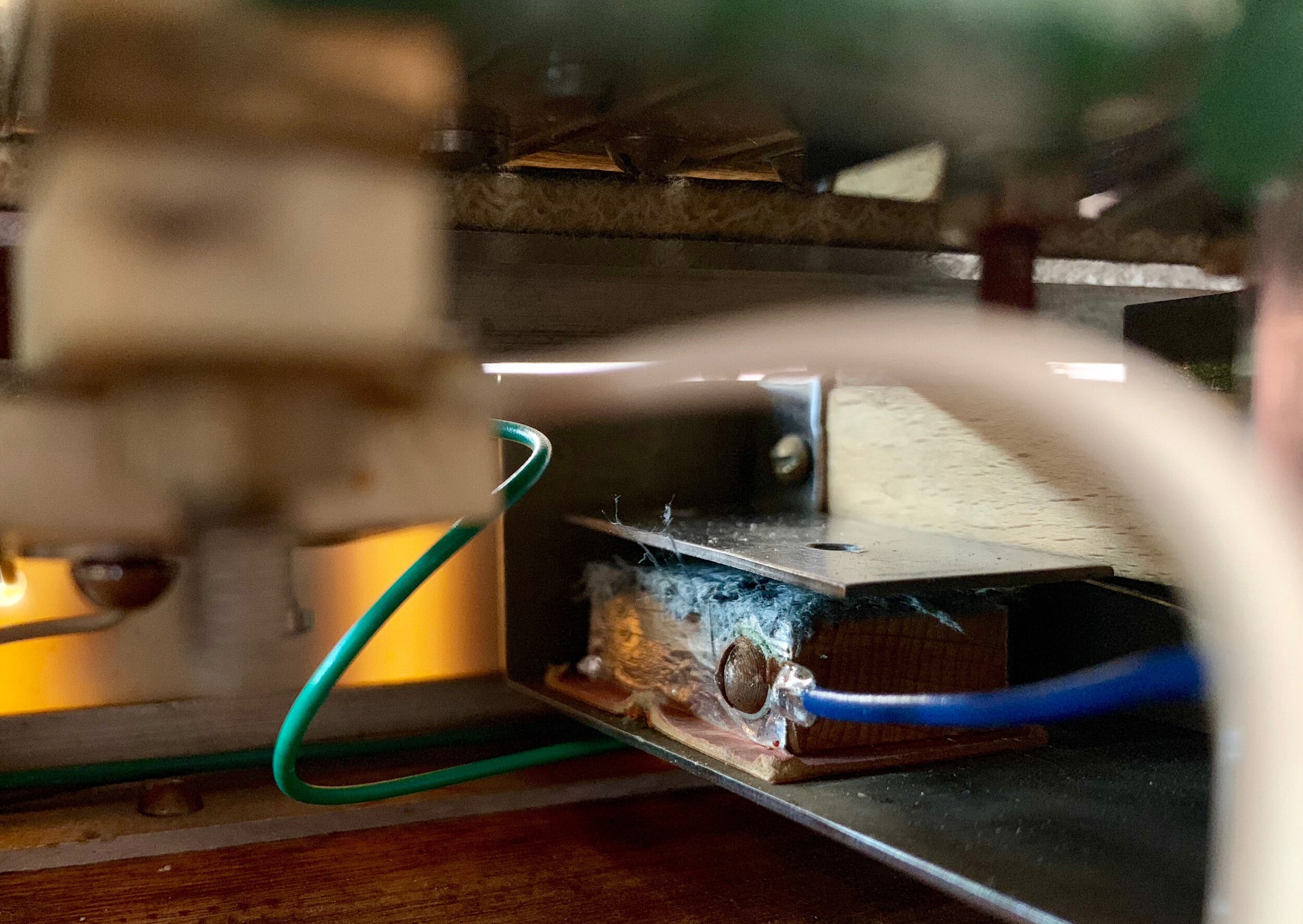Crocidolite (blue asbestos) inside the Ondioline’s progressive attack box